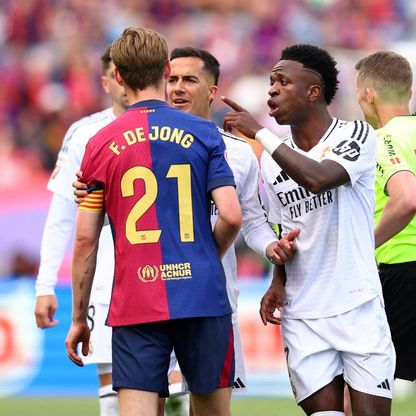 برشلونة يستعين بـ"عقد دي يونغ" لتسجيل اللاعبين الجدد