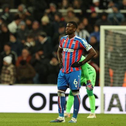 ماذا قال مدرب كريستال بالاس عن رحيل المدافع مارك غويهي؟