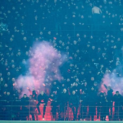 ألتراس ميلان يتحايل على قرار حظر اللافتات بأضواء الهواتف