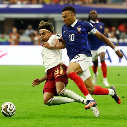 صراع على الكرة بين لامين يامال وكيليان مبابي في نصف نهائي كأس العالم 2026 بين إسبانيا وفرنسا - 14 يوليو 2026