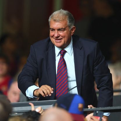 لابورتا: لا تجبروني على تحديد موعد لعودة برشلونة إلى كامب نو