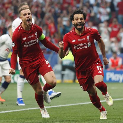 شاهد.. محمد صلاح "الأسطورة" يطالب ليفربول بتكريم صديق في ليلة الوداع