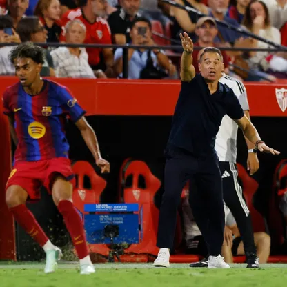 لويس غارسيا بلازا مدرب إشبيلية خلال لقاء برشلونة بالدوري الإسباني - 19 سبتمبر 2026