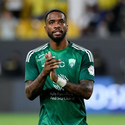 إيفان توني مهاجم الأهلي السعودي يوجه التحية للجماهير عقب الفوز على العين الإماراتي في دوري أبطال آسيا للنخبة - 25 نوفمبر 2024