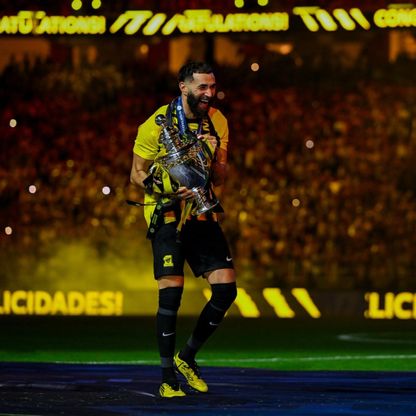 بنزيما يقود احتفالات الاتحاد بتسلّم كأس الدوري السعودي