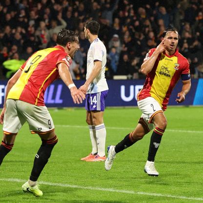 شاهد.. أستون فيلا يهدر ركلة جزاء ويتلقى "هزيمة هولندية" مباغتة