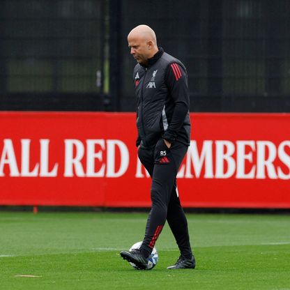 عطل في الطائرة يلغي مؤتمر سلوت قبل مباراة ليفربول وفرانكفورت