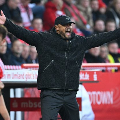 فينسنت كومباني يدافع عن مانويل نوير بعد خطئه في تعادل بايرن ميونيخ