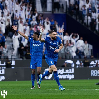 شاهد.. بنزيما يسجل "هاتريك" في الشوط الأول من مواجهة الهلال والخلود