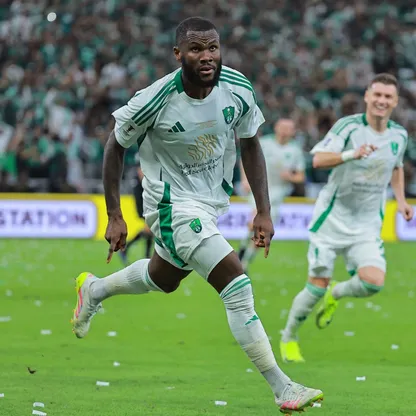 فرانك كيسي لاعب الأهلي السعودي يحتفل بهدفه ضد كاواساكي فرونتال بنهائي دوري أبطال آسيا للنخبة - 3 مايو 2025