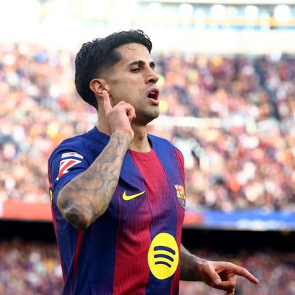 "أنا مرتبط بعقد مع فريق آخر".. كانسيلو يرد على بقائه مع برشلونة