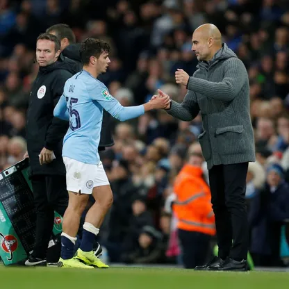 بيب غوارديولا مدرب مانشستر سيتي يصافح لاعبه براهيم دياز بلقاء فولهام في كأس الرابطة - 2 نوفمبر 2018