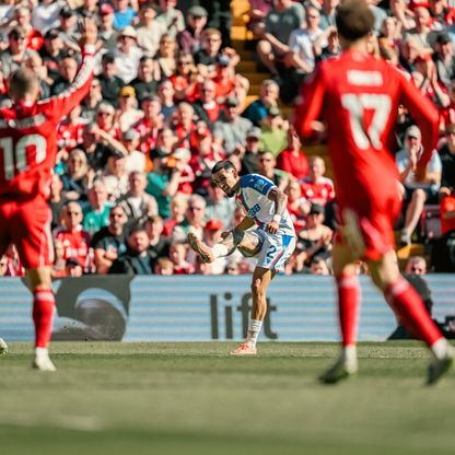 شاهد.. بالاس "المستفزّ" يدير ظهره للروح الرياضية ويحتفل بهدف قبيح