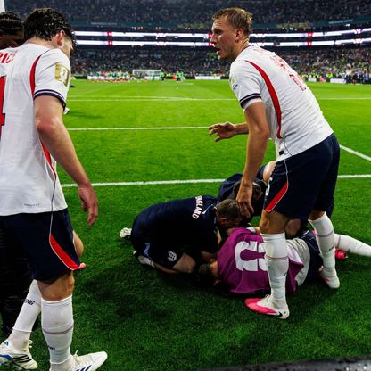 شاهد.. إصابة "خطيرة" للاعب إنجلترا خلال الاحتفال بالفوز على المكسيك