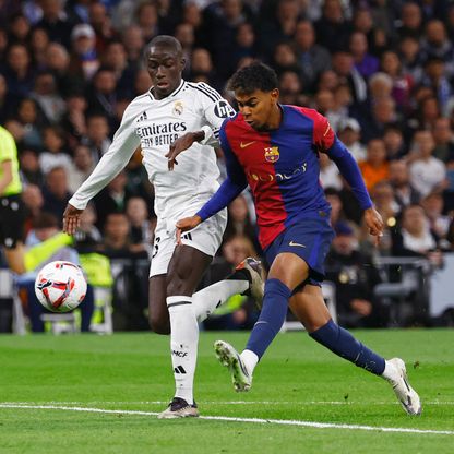 صراع على الكرة بين فيرلان ميندي ولامين يامال خلال مباراة بين ريال مدريد وبرشلونة - 26 أكتوبر 2024