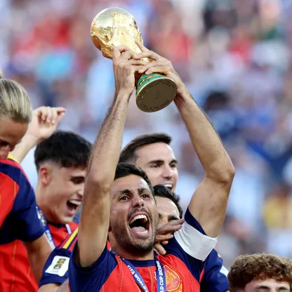 رودري يرفع كأس العالم بعد تتويج إسبانيا على حساب الأرجنتين - 20 يوليو 2026