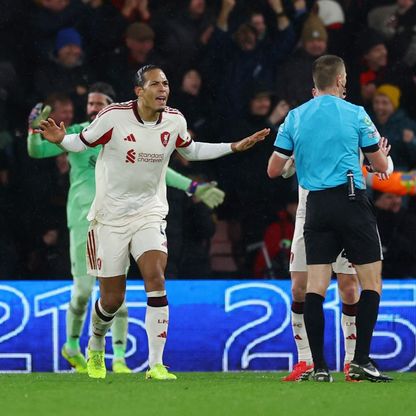 فان دايك يدافع عن نفسه بعد ليلة "كارثية" مع ليفربول