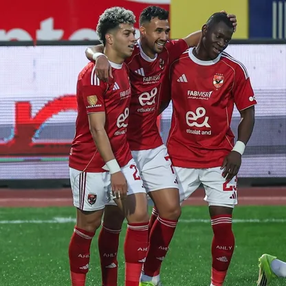 محمود حسن "تريزيغيه" يحتفل مع إمام عاشور وأليو ديانغ بهدف الأهلي الأول أمام وادي دجلة في الدوري المصري - 27 يناير 2026