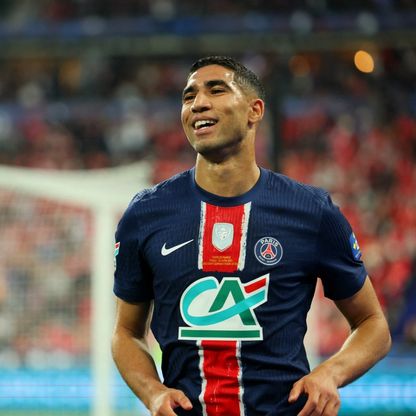 أشرف حكيمي يتصدر استفتاء الجماهير للكرة الذهبية.. وصلاح خامساً