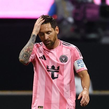 إبراهيموفيتش مدافعاً عن ميسي: يلعب مع تماثيل