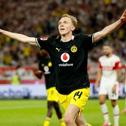 دورتموند يصعق شتوتغارت ويستعيد صدارة الدوري الألماني