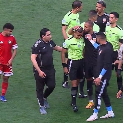 شاهد.. حكم مصاب يسقط أرضاً ويغادر الملعب باكياً في الدوري المصري