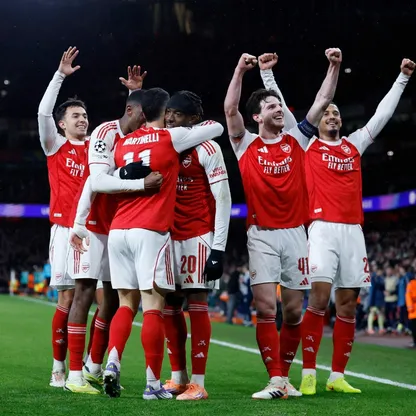 غابرييل مارتينيلي يحتفل مع لاعبي أرسنال بهدفه في مرمى بايرن ميونيخ في دوري أبطال أوروبا - 26 نوفمبر 2025