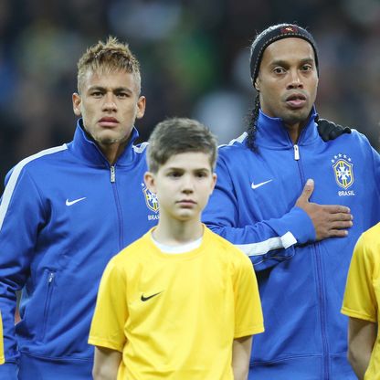 رغم إقصائه.. رونالدينيو يعوّل على نيمار لمساعدة البرازيل في استعادة كأس العالم