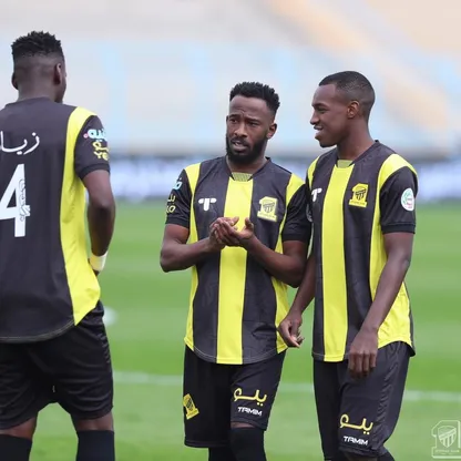 فهد المولد (في الوسط) لاعب الاتحاد سابقاً - 31 ديسمبر 2020