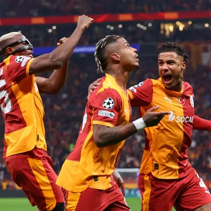 ماريو لامينا لاعب غلطة سراي (في المنتصف) يحتفل بهدفه في مرمى ليفربول - 10 مارس 2026