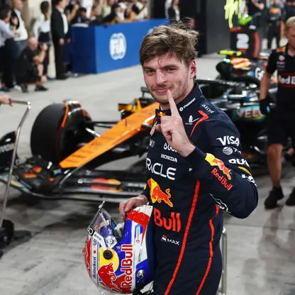 ماكس فرشتابن سائق رد بول يحتفل بمركز أول المنطلقين في جائزة أبوظبي لفورمولا 1 - 6 ديسمبر 2025