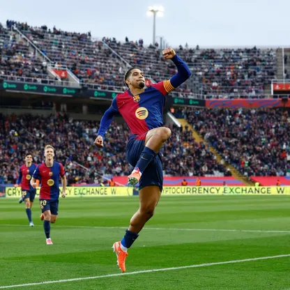 رونالد أراوخو مدافع برشلونة يحتفل بتسجيل هدف في شباك ريال سوسيداد بالدوري الإسباني - 2 مارس 2025