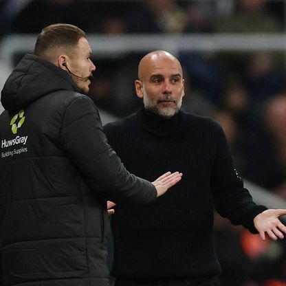 بيب غوارديولا يقتحم غرفة الحكام بعد خسارة مانشستر سيتي أمام نيوكاسل