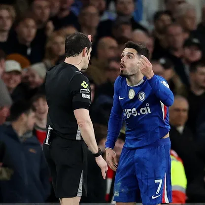 لاعب تشيلسي بيدرو نيتو بعد حصوله على البطاقة الحمراء ضد أرسنال في الدوري الإنجليزي الممتاز - 1 مارس 2026