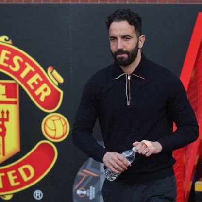 نيفيل يطالب مانشستر يونايتد بالتوقف عن تجربة المدربين بعد رحيل أموريم