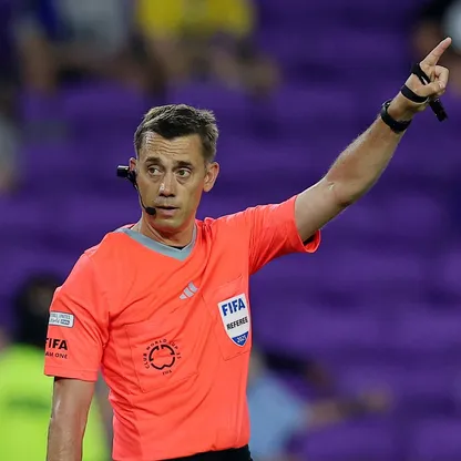 الحكم كليمان توربان يرتدي كاميرا الحكم في كأس العالم للأندية بأميركا - 17 يونيو 2025
