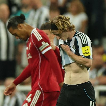 غوردون مهاجم نيوكاسل يعتذر لفان دايك بعد تدخله العنيف