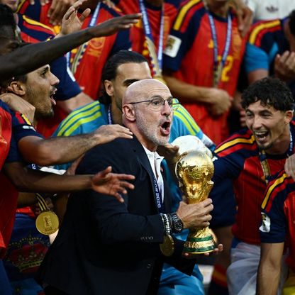 ليس من أثرى 10 مدربين.. دي لا فوينتي ظفر بكأس العالم بأضعف الأجور