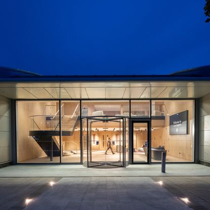 مانشستر يونايتد يفتتح مركز كارينغتون للتدريب بعد عام من التطوير