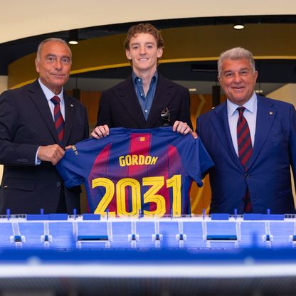 غوردون يخطف القلوب سريعاً.. يتحدث الإسبانية ويعد برشلونة بلقب دوري أبطال أوروبا