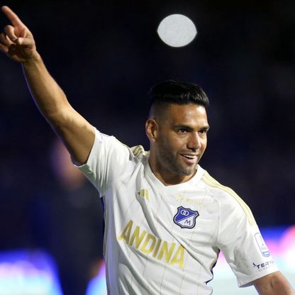 راداميل فالكاو يعود من جديد إلى نادي الطفولة في كولومبيا