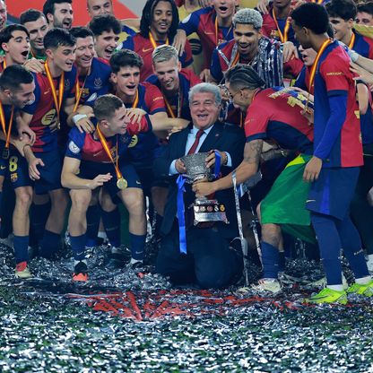 شاهد.. لابورتا يحتفل بجنون مع لاعبي برشلونة بكأس السوبر