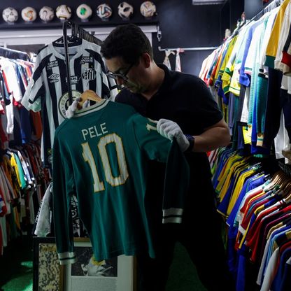 مشجع برازيلي يدخل التاريخ باقتناء 6101 قميص لكرة القدم