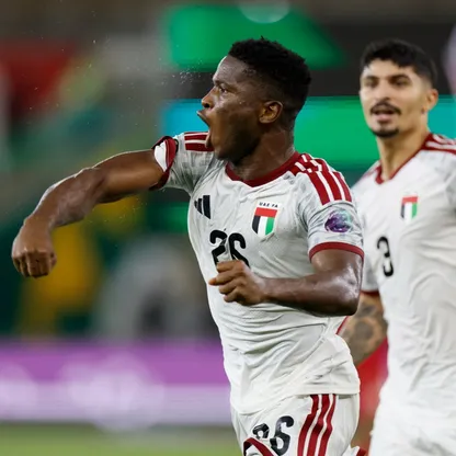 احتفال عثمان كامارا لاعب الإمارات بتسجيل هدف في مرمى عمان بنصف نهائي خليجي 27 - 3 أكتوبر 2026