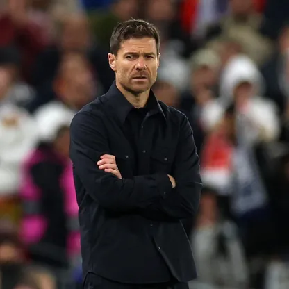 مدرب ريال مدريد تشابي ألونسو خلال المواجهة أمام ليفربول في دوري أبطال أوروبا - 5 نوفمبر 2025