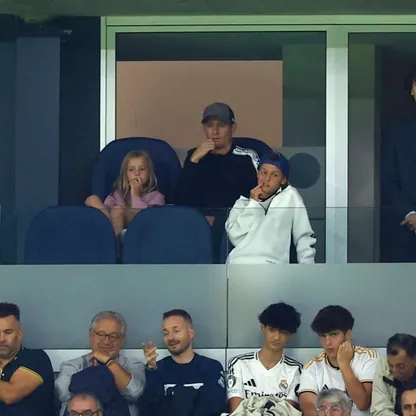 توني كروس مع اثنين من أطفاله يتابع مباراة لريال مدريد ضد فياريال في "سانتياغو برنابيو" - 5 أكتوبر 2024