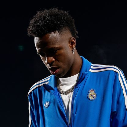 شاهد.. فينيسيوس يتعرض لهتافات عنصرية وكورتوا يتدخل سريعاً