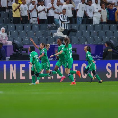 احتفال لاعبات الأهلي بتسجيل هدف في مرمى الشباب بنهائي كأس الاتحاد السعودي للسيدات - 28 مارس 2024