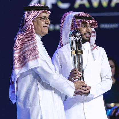 سالم الدوسري قائد السعودية يفوز بجائزة أفضل لاعب في آسيا للمرة الثانية