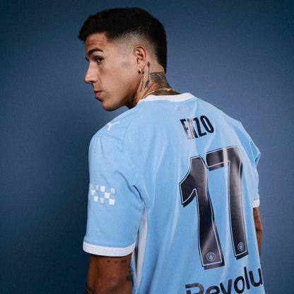 ليس دي بروين.. إنزو فرنانديز يكشف سر اختياره رقم 17 مع مانشستر سيتي